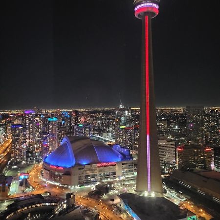 Two Bd Cn Tower And Lake Ontario View Τορόντο Εξωτερικό φωτογραφία