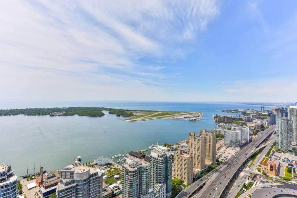 Two Bd Cn Tower And Lake Ontario View Τορόντο Εξωτερικό φωτογραφία