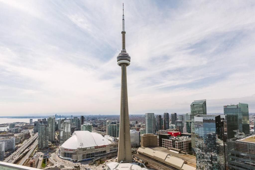 Two Bd Cn Tower And Lake Ontario View Τορόντο Εξωτερικό φωτογραφία