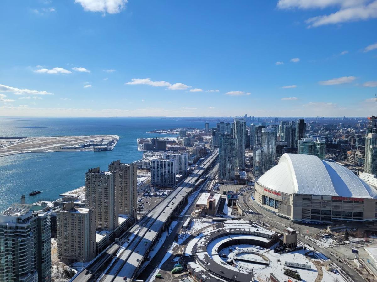 Two Bd Cn Tower And Lake Ontario View Τορόντο Εξωτερικό φωτογραφία
