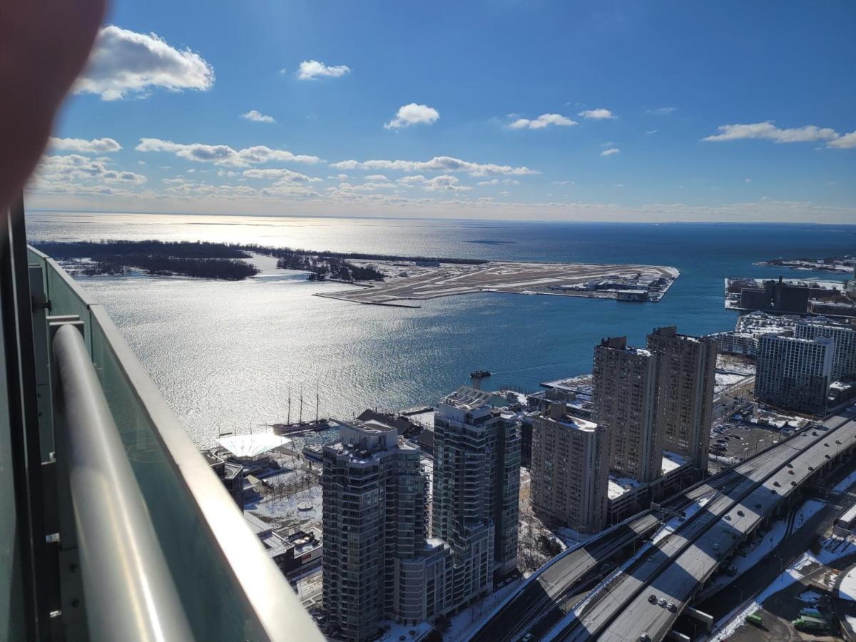 Two Bd Cn Tower And Lake Ontario View Τορόντο Εξωτερικό φωτογραφία